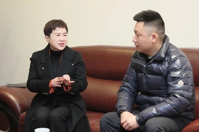 区政协深入基层开展委员大走访活动 户外金属桌椅旁倾听民意解难题